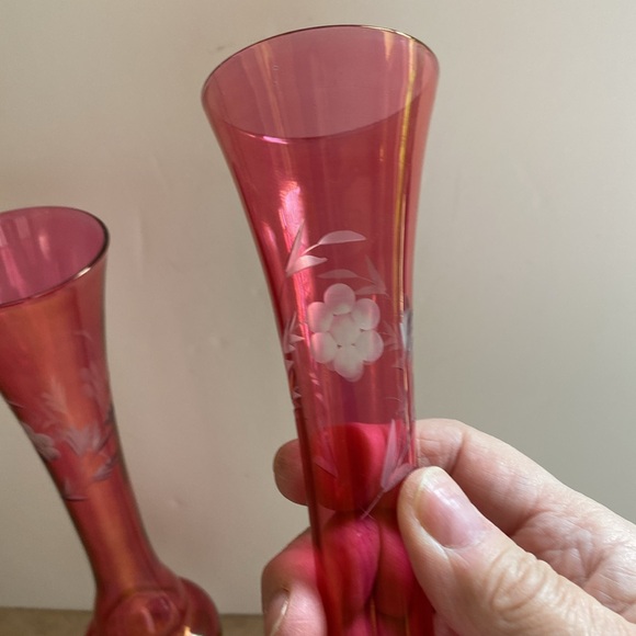 Beautiful Cranberry glass cut to clear tall bud flower vase (2) - Picture 6 of 9
